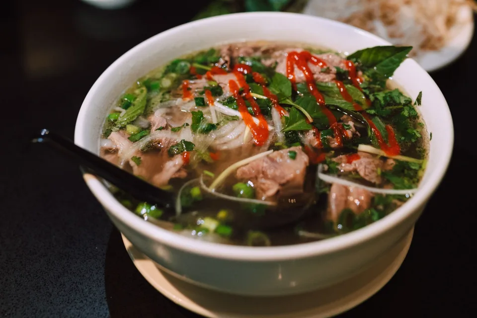 Khách ngồi ăn tại quán